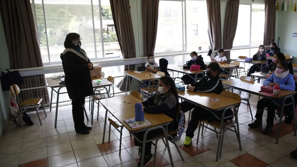 Profesora haciendo clases en una sala con niños