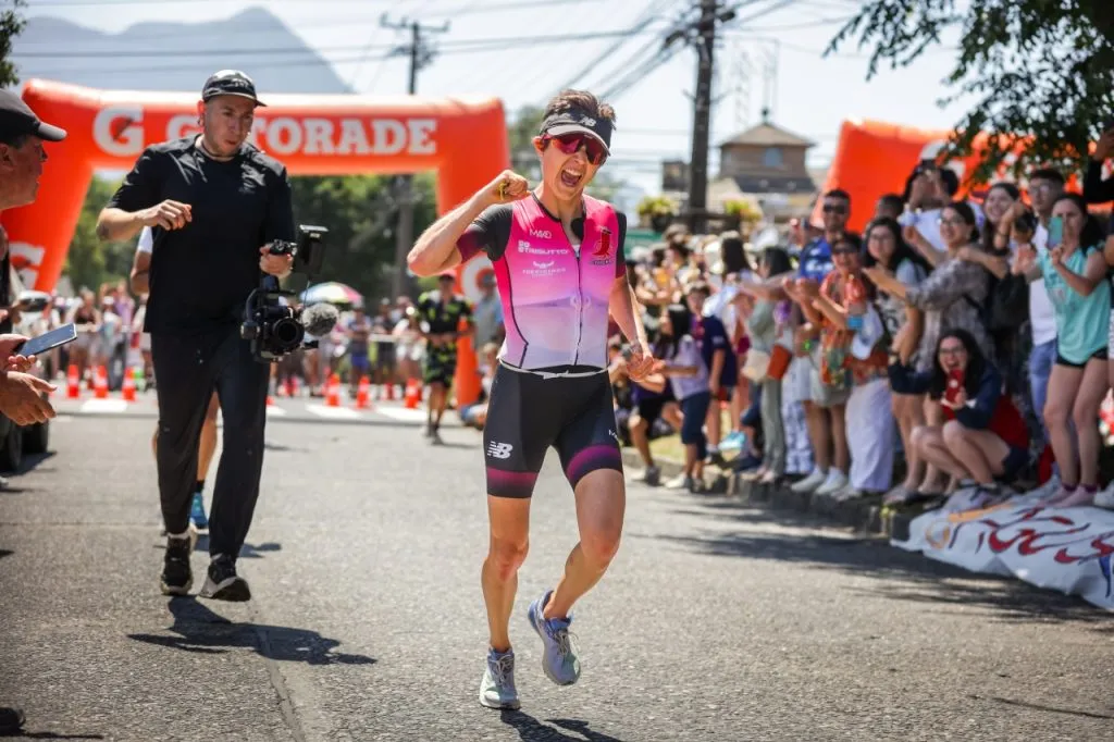 Bárbara Riveros tras ganar su 7° Ironman de Pucón en 2022 (Meta)