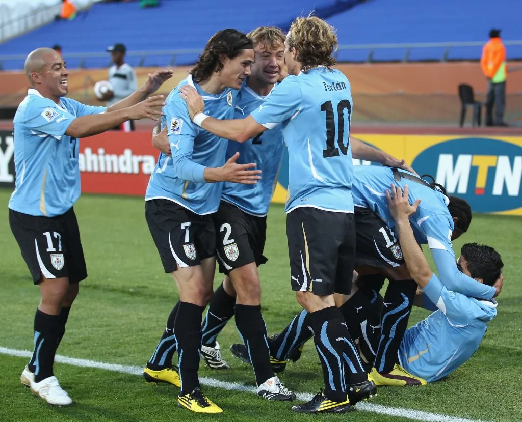 Diego Forlán junto a varios de la generación de Uruguay con el Maestro Tabárez: Arévalo Ríos, Lugano, Cavani, Pereira y Suárez. (Streeter Lecka/Getty Images).
