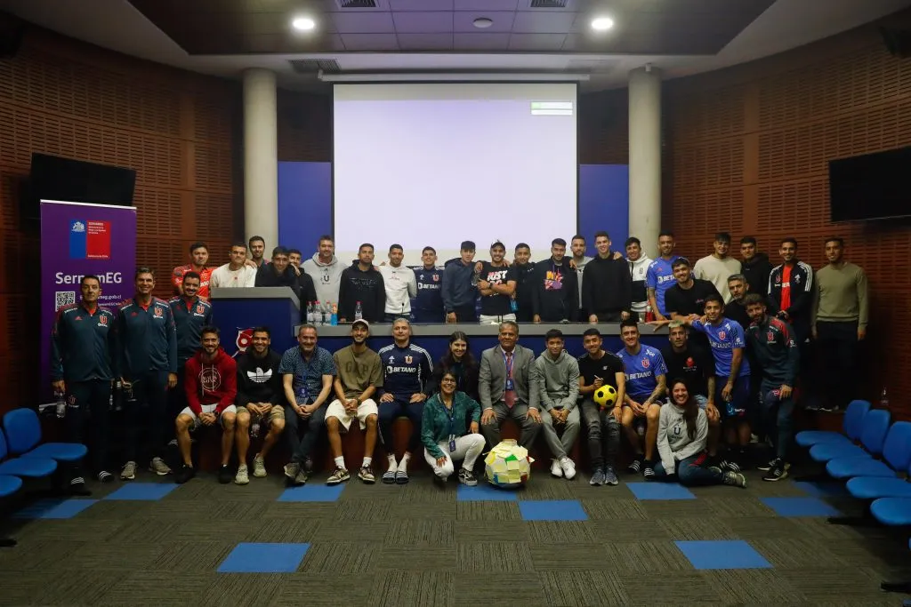 El plantel azul en la foto final de la charla contra la violencia. Foto: U. de Chile