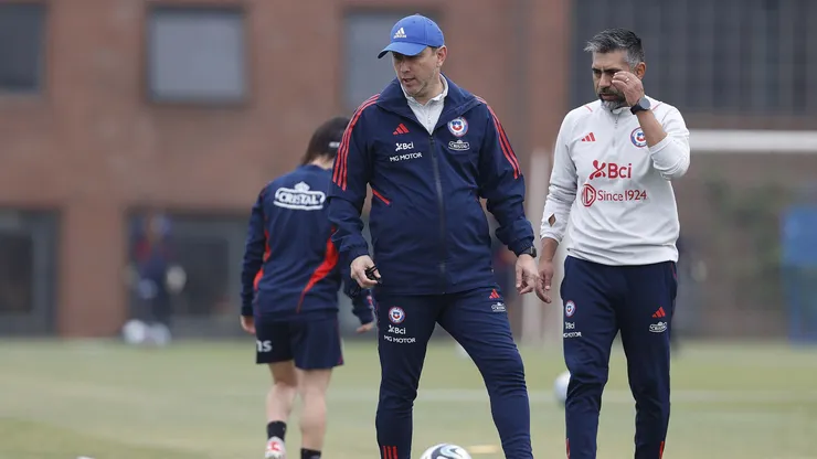 Luis Mena proyecta el recambio de La Roja Femenina ante Perú