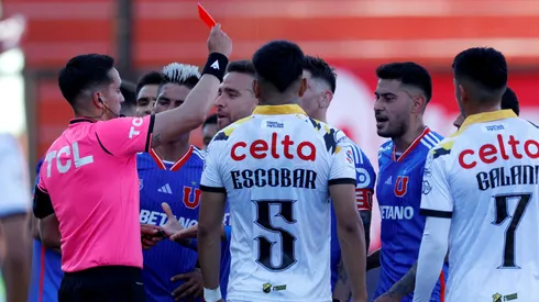 El árbitro Manuel Vergara expulsando a Matías Zaldivia en caída de la U con Coquimbo.