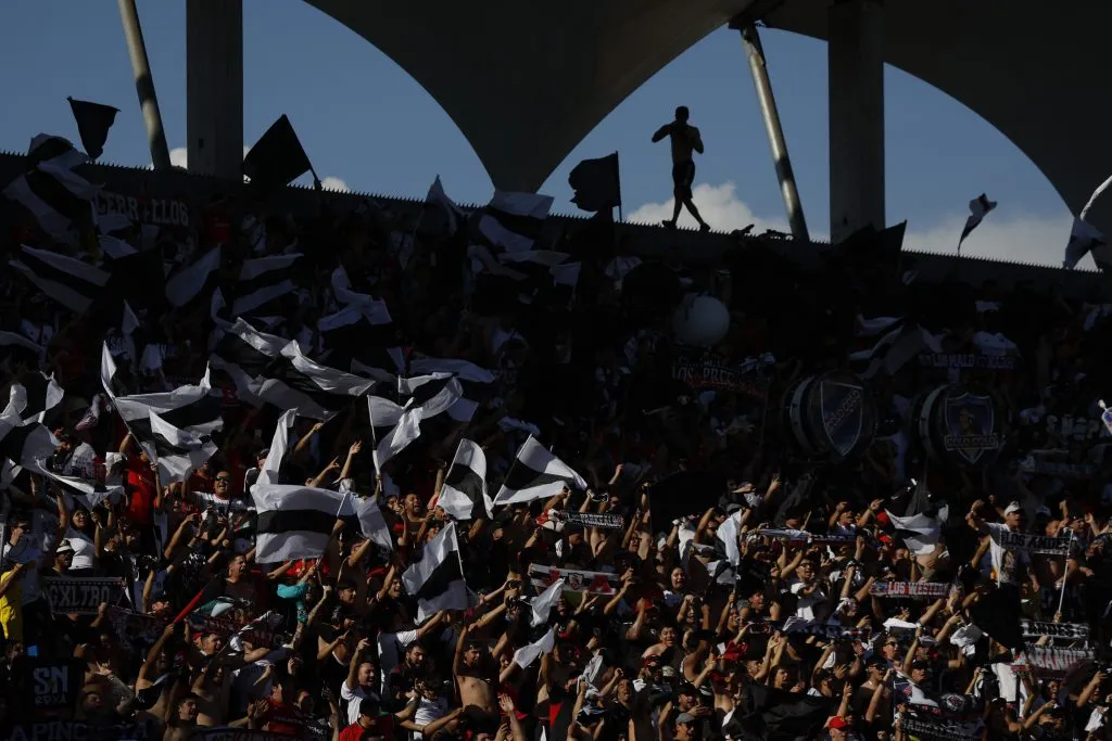 Los hinchas de Colo Colo en La Florida frente a Audax.