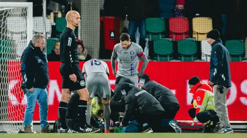 Martin Fraisl recibió un golpe fortísimo y quedó nocaut en el césped. El arquero tuvo que ser reemplazado y quedó internado.