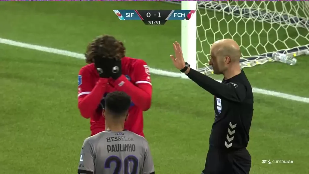 Así quedó Alexander Lind tras la infracción que provocó la salida del portero Martin Fraisl. (Captura).