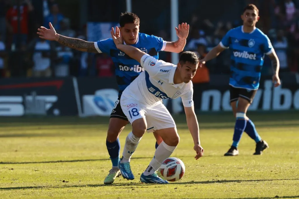 Alexander Aravena en acción ante Huachipato. (Eduardo Fortes/Photosport).