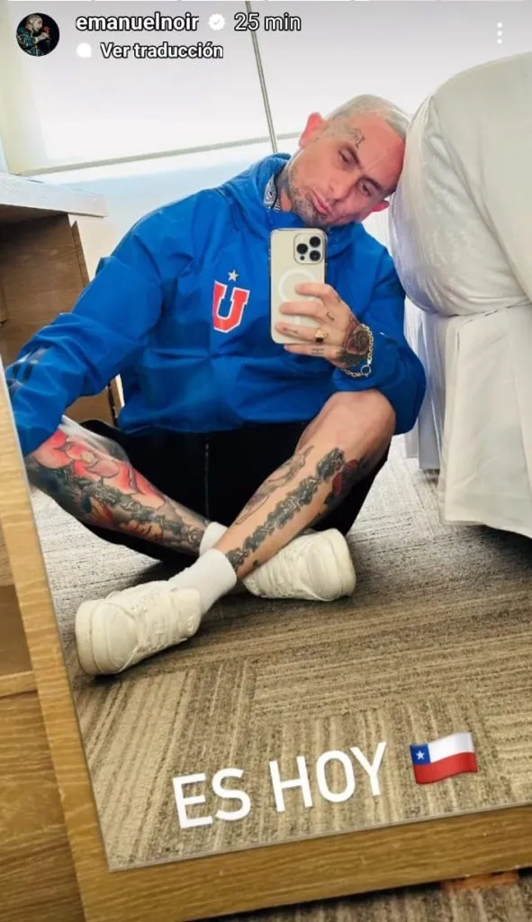 Emanuel Noir con la ropa que le regaló U. de Chile (Instagram)