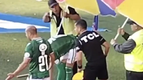 Marcelo Díaz recibe una lluvia de proyectiles de los hinchas de Colo Colo.