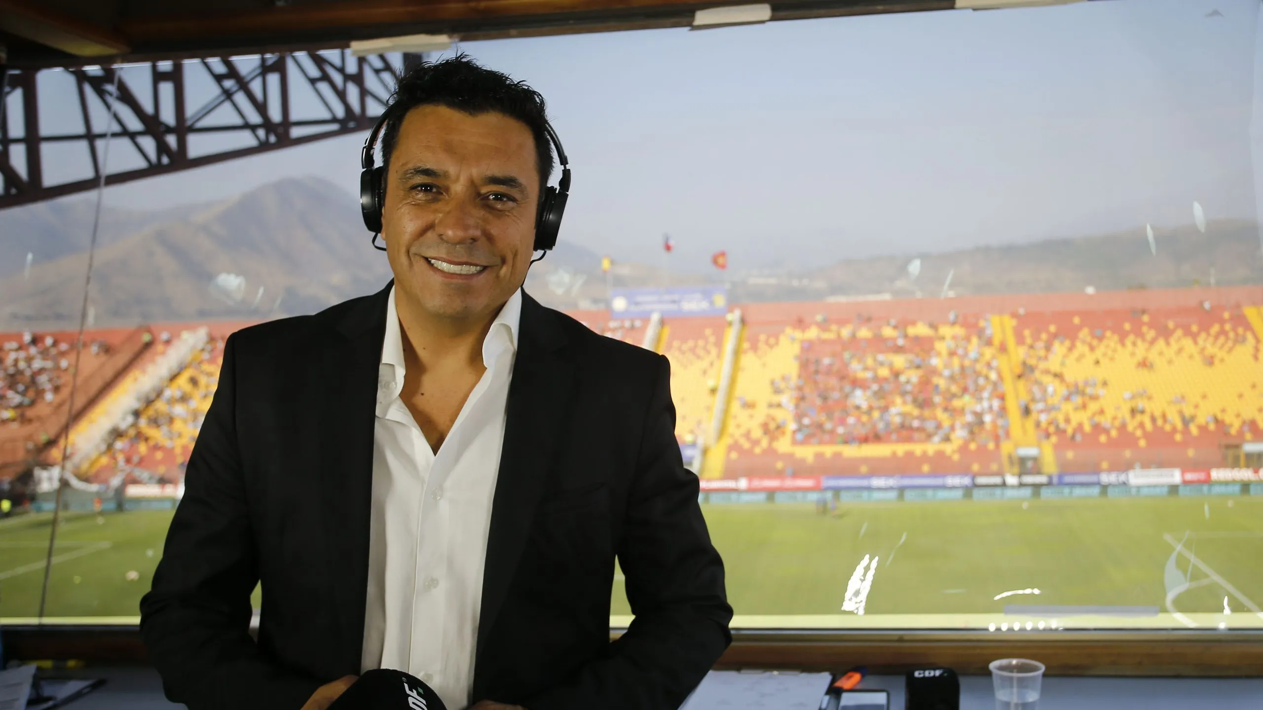 El relator se molesta por la situación del fútbol chileno. Foto: Andres Pina/Photosport