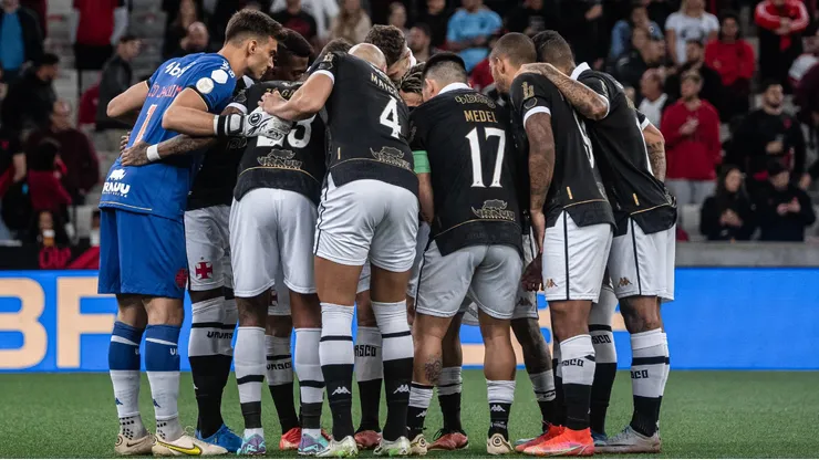 Gary Medel llevó la voz en la arenga de Vasco da Gama.