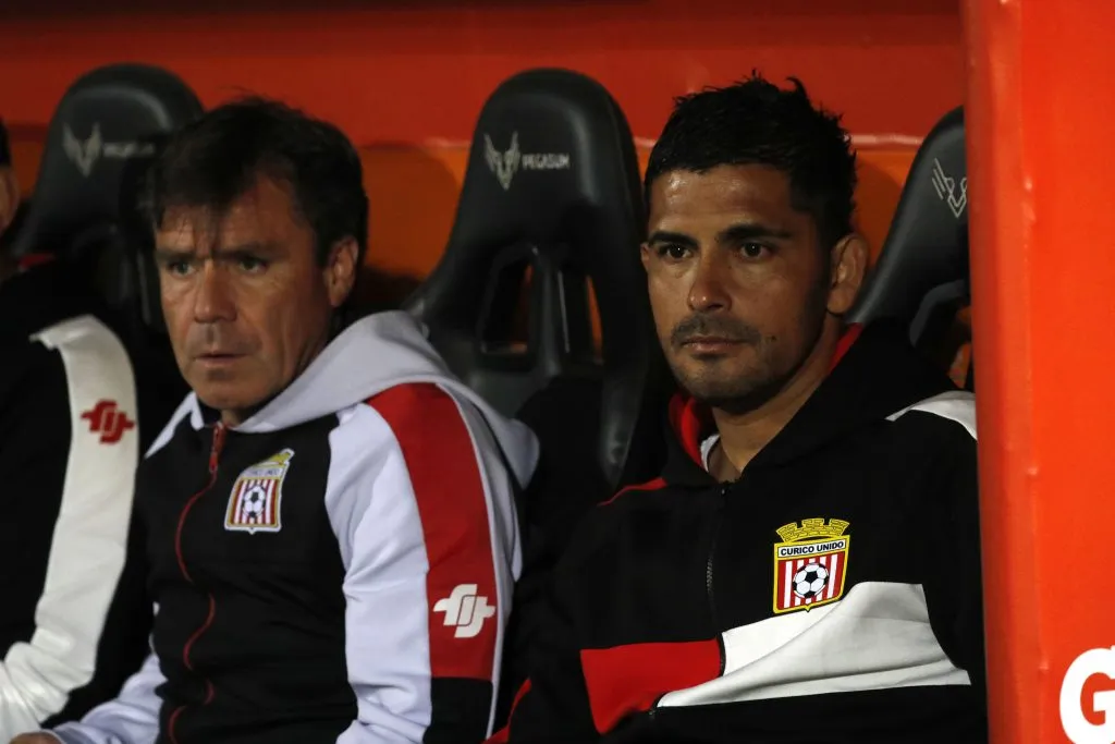 Miguel Riffo dirigió a Curicó Unido durante cuatro partidos. (Javier Salvo/Photosport).