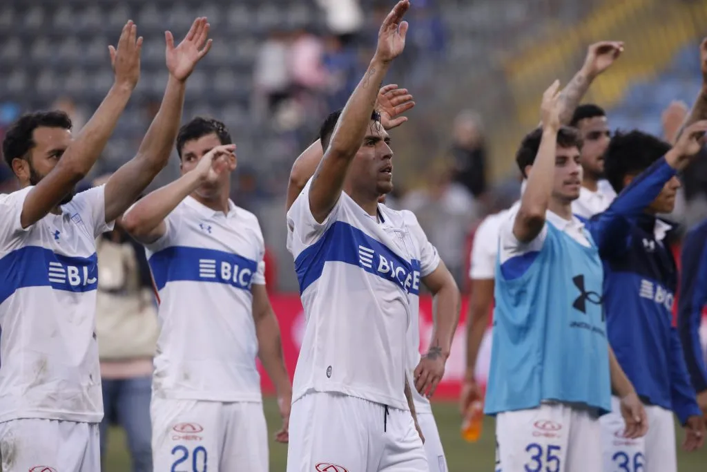 Pese a una tibia campaña, los jugadores de Universidad Católica son alentados por su hinchada en todos los estadios | Photosport