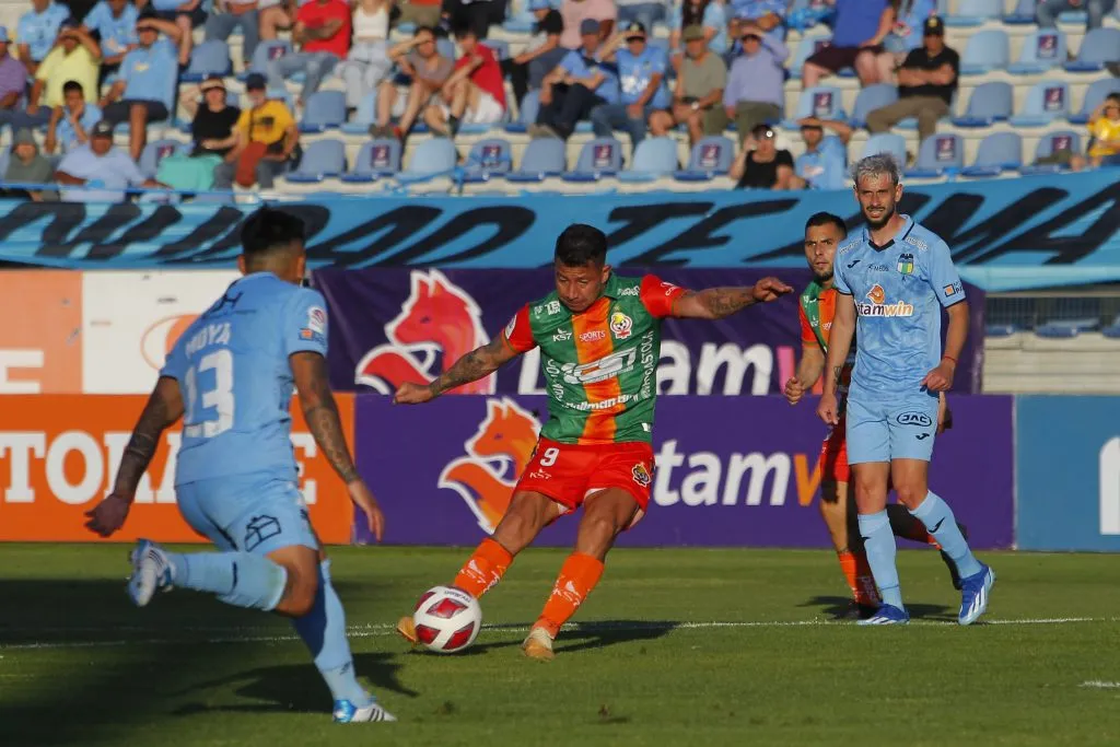 Leonardo Valencia tuvo una oportunidad de oro, pero el balón terminó dando en Torrealba y saliendo al córner | Photosport