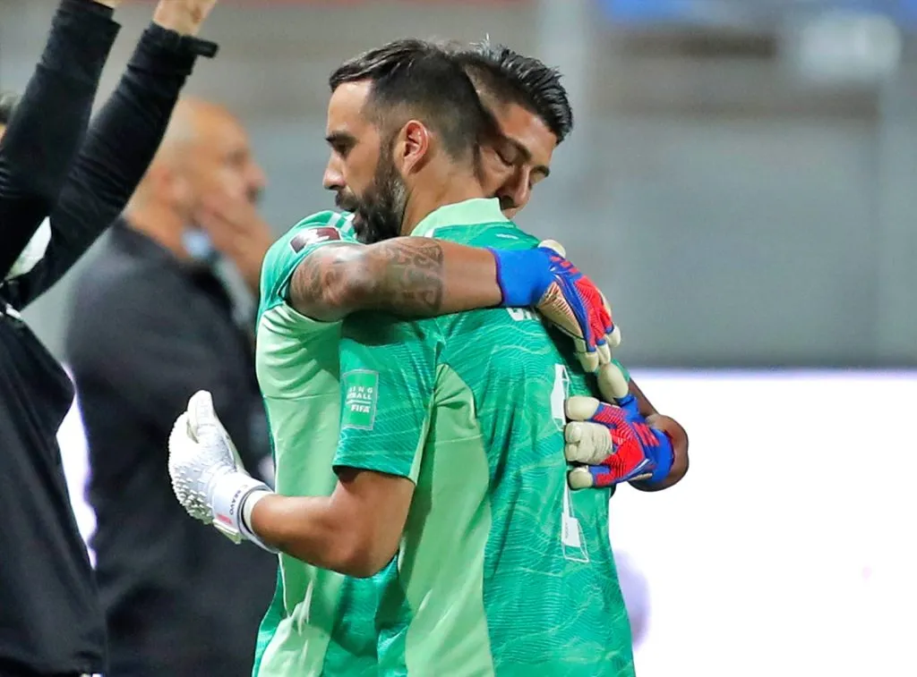 Claudio Bravo perdió el puesto en el arco de la Roja ante la irrupción de Brayan Cortés. | Foto: Getty Images.