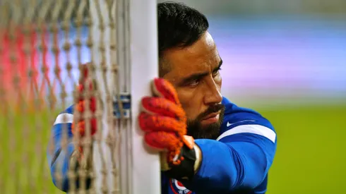 Claudio Bravo ayudó a Nelson Sandoval para poder comprar una prótesis para su pierna izquierda. | Foto: Getty
