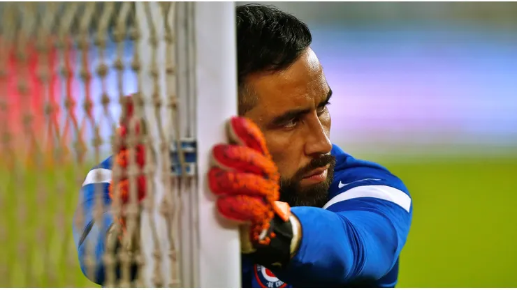 Claudio Bravo ayudó a Nelson Sandoval para poder comprar una prótesis para su pierna izquierda. | Foto: Getty