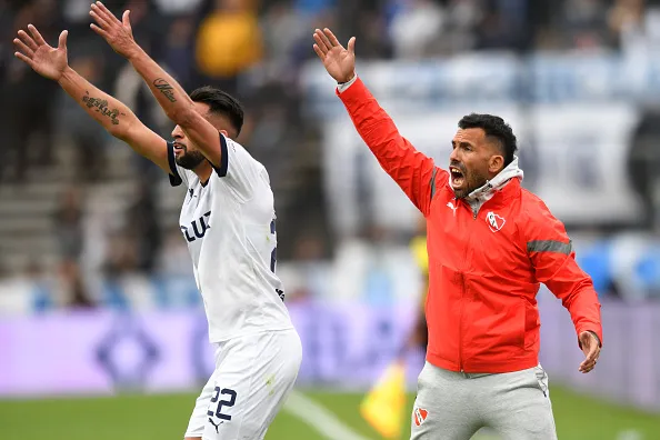 Carlos Tevez tiene como uno de sus referentes del plantel al chileno.