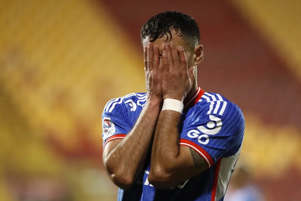 Las lesiones no han permitido que Vicente Fernández tenga su mejor desempeño en Universidad de Chile. Foto: Jonnathan Oyarzun//Photosport