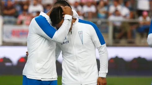 Brayan Rovira abraza a Alexander Aravena. El colombiano no podrá estar en la visita de la UC a Huachipato.