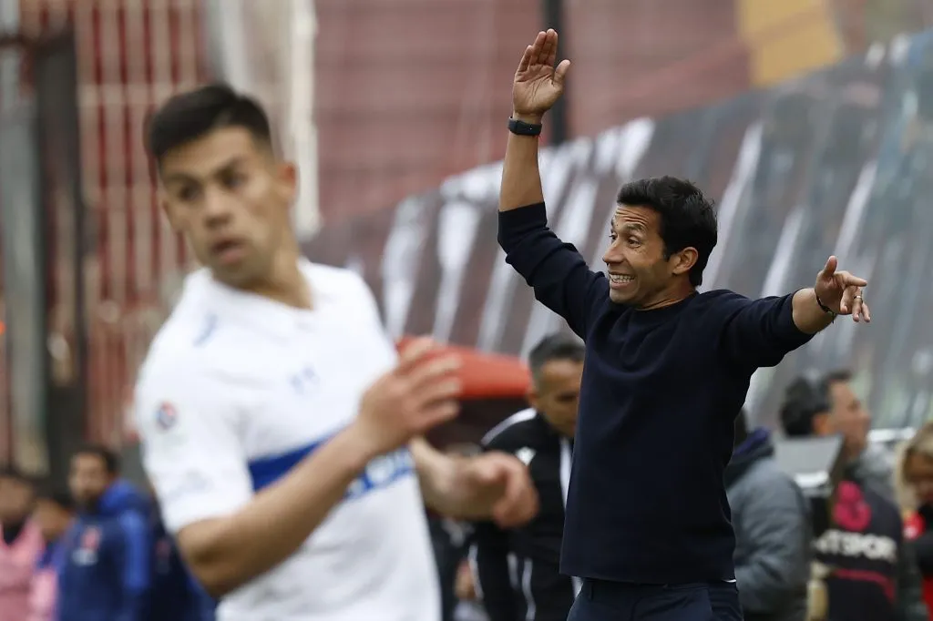 Nicolás Núñez da indicaciones en el Clásico Universitario. La UC cayó por 3-1 ante la U. de Chile en aquel partido. (Dragomir Yankovic/Photosport).