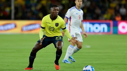 Moisés Caicedo conduce la pelota ante la mirada de Alexander Aravena. El volante del Chelsea fue halagüeño con la selección chilena.