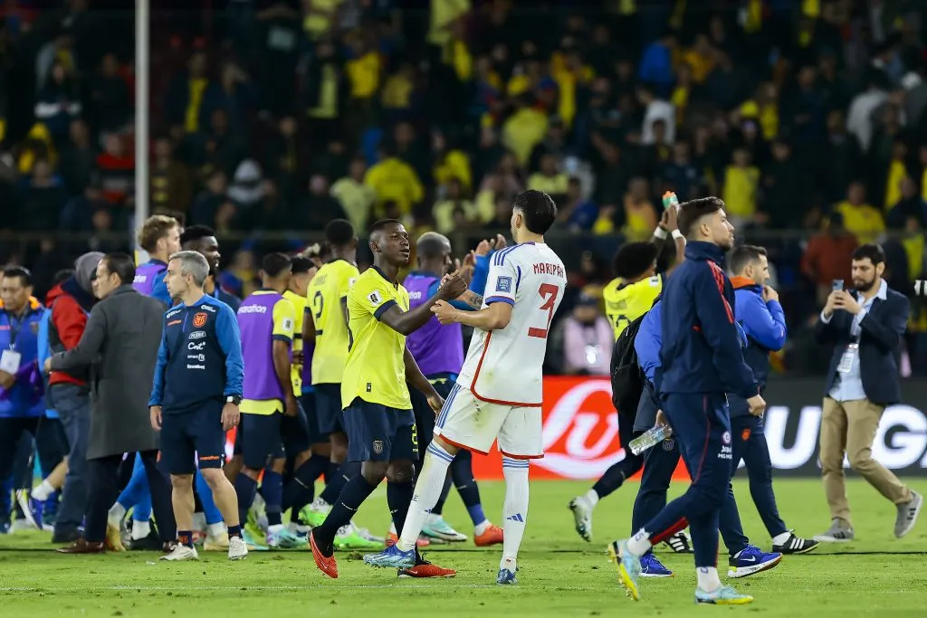 Moisés Caicedo se despidió de Guillermo Maripán luego de la victoria por la mínima diferencia de Ecuador frente a Chile. (Franklin Jacome/Getty Images).