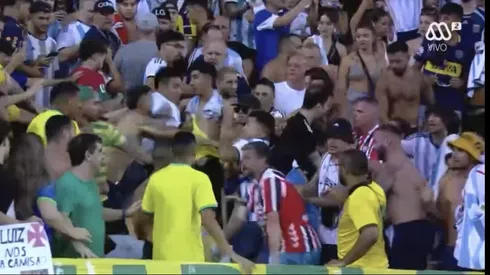 El árbitro chileno Piero Maza espera instrucciones.