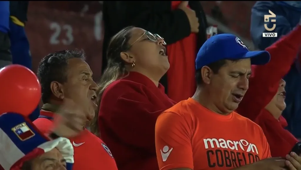 Pocos fueron los hinchas que llegaron al estadio en Quito. Foto: CHV.