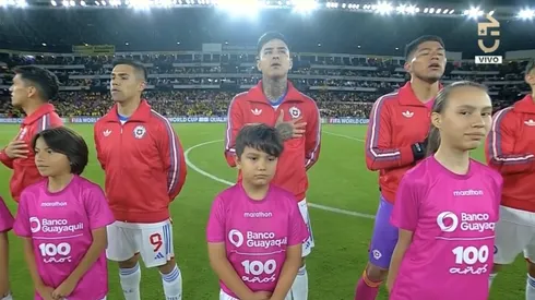 Las pifias no dejaron cantar el himno de Chile.