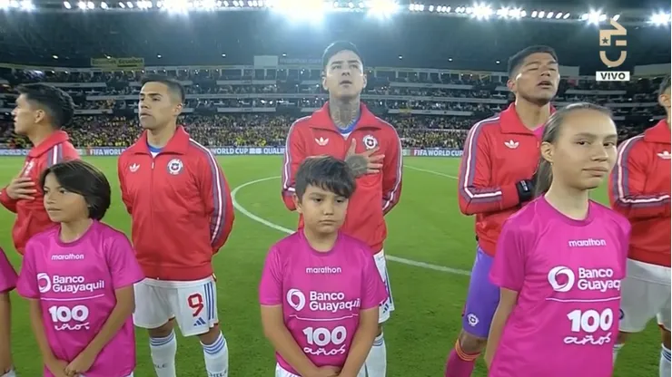 Las pifias no dejaron cantar el himno de Chile.