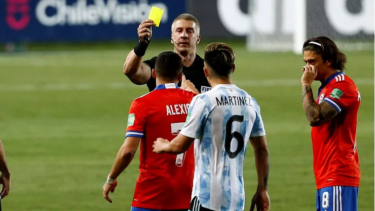 En Calama el brasileño mostró cinco amarillas a la Roja.