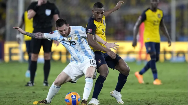 Carlos Gruezo marca a Lionel Messi. El volante central ecuatoriano será titular frente a la Roja.