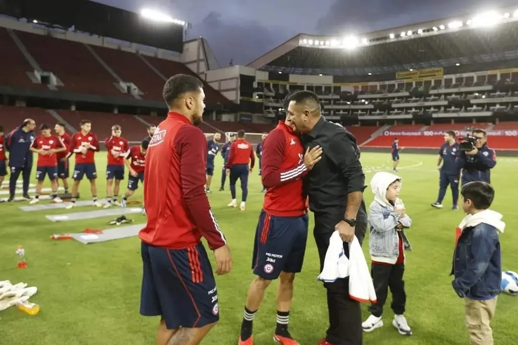 Tapia pide el regreso de Bravo a La Roja tras visitar a la selección en Ecuador.