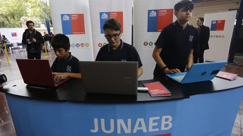 Anuncian fechas claves para postular y renovar a las Becas Junaeb.