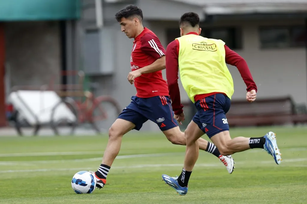 Marcelino Núñez es clave en la zona de volantes de la Roja. Foto: Carlos Parra – Comunicaciones FFCh