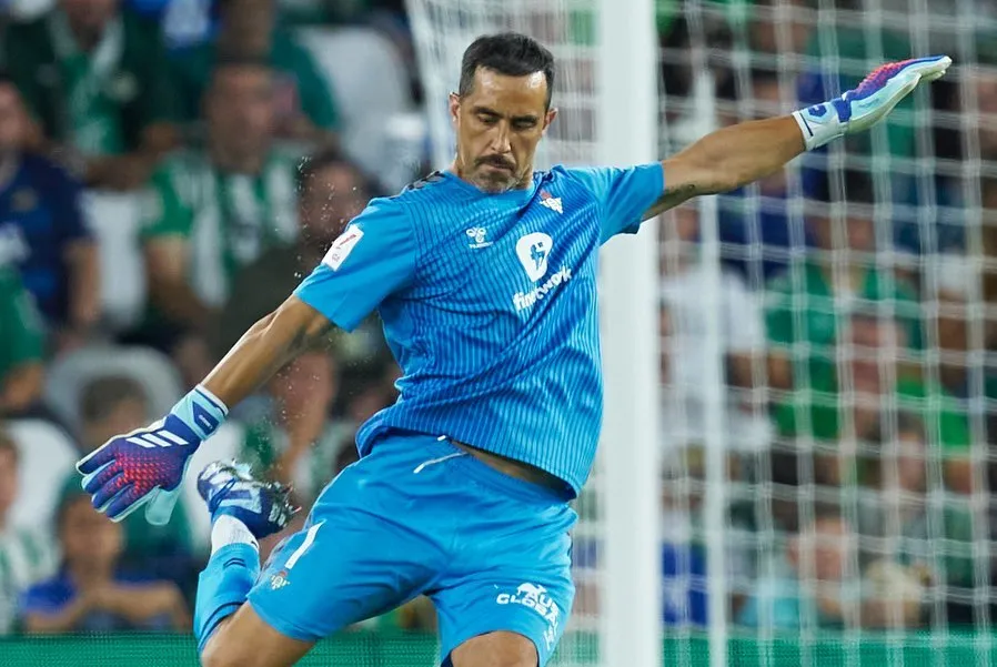 Bravo estará lejos de las canchas hasta principios del 2024 con el Real Betis. | Foto: Real Betis