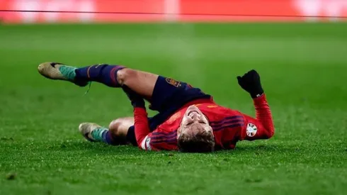 Gavi se retuerce de dolor tras su lesión de rodilla