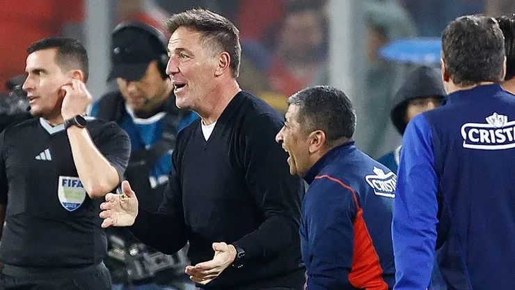 Wilson Vásquez celebra junto a Eduardo Berizzo el triunfo ante Perú de la Roja.