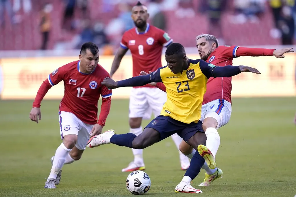 Gary Medel, Diego Valdés y Arturo Vidal aparecen en el cuadro de Moisés Caicedo. Ninguno de los tres chilenos estará en el duelo ante Ecuador. (Dolores Ochoa – Pool/Getty Images).