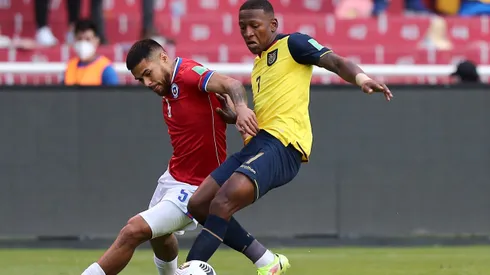 Paulo Díaz lucha una pelota con Pervis Estupiñán, quien no estará por lesión ante la Roja.