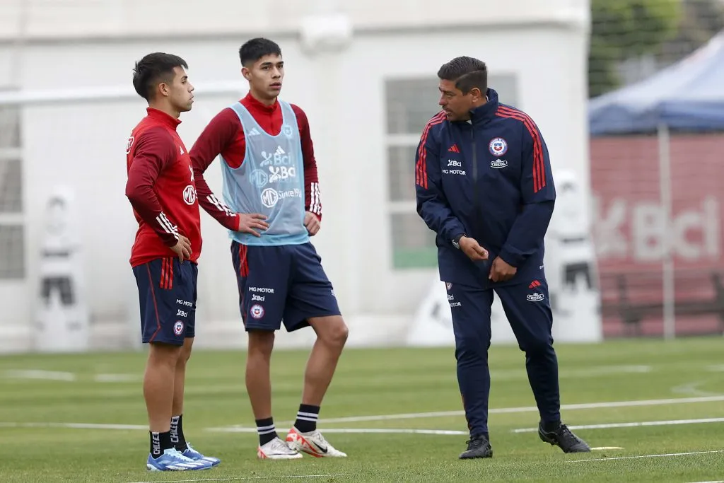 Nicolás Córdova conversa con Alexander Aravena y Darío Osorio. El DT será el interino de Chile en la visita a Ecuador. (Foto: Carlos Parra/Comunicaciones FFCh).