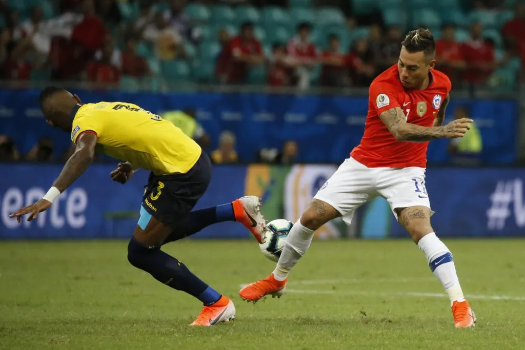 Robert Arboleda en acción ante Chile. Es el más probable reemplazo de Piero Hincapié. (Andrés Piña/Photosport).