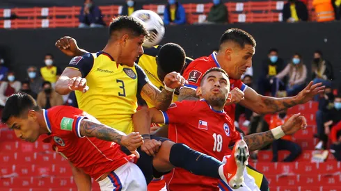 Piero Hincapié en acción ante la Roja.