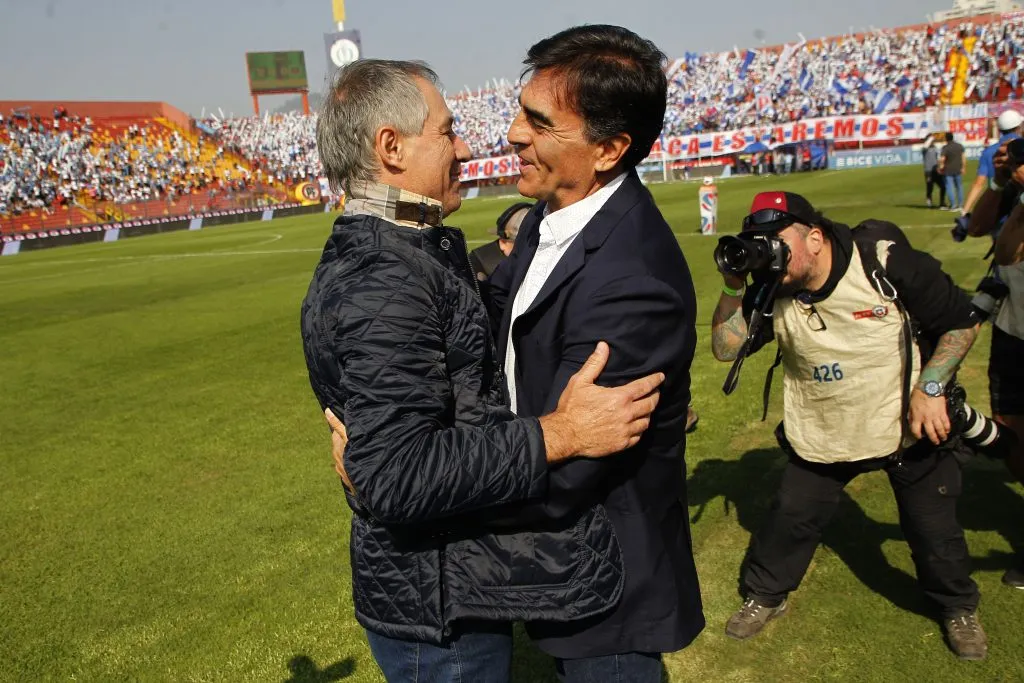 Gustavo Quinteros y otro saludo con Ariel Holan. (Dragomir Yankovic/Photosport).