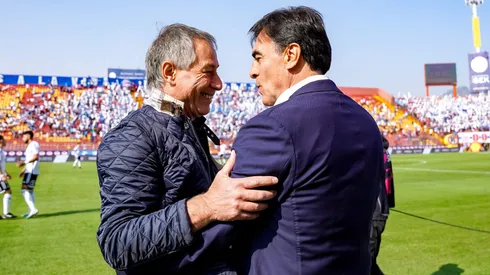 Ariel Holan y Gustavo Quinteros se saludaron así en un clásico entre Colo Colo y la Universidad Católica.