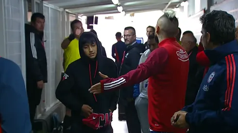 Arturo Vidal le reprochó al juez Fernando Rapallini por el tiempo que hicieron los paraguayos en el Monumental.