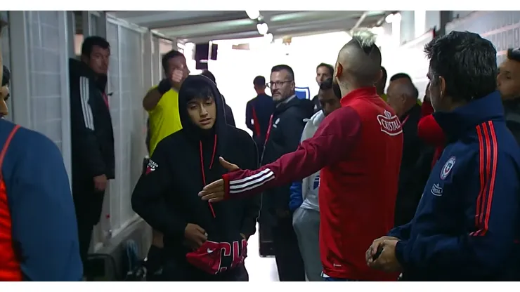 Arturo Vidal le reprochó al juez Fernando Rapallini por el tiempo que hicieron los paraguayos en el Monumental.