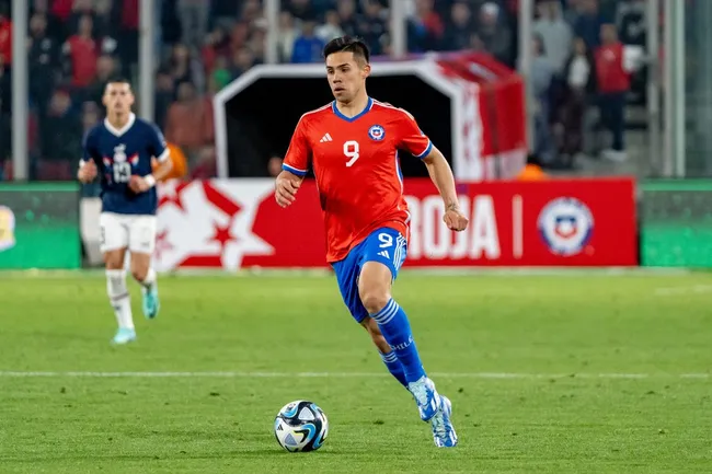 Alexander Aravena será el referente de ataque en la formación de Chile ante Ecuador. Foto: Guille Salazar, RedGol.