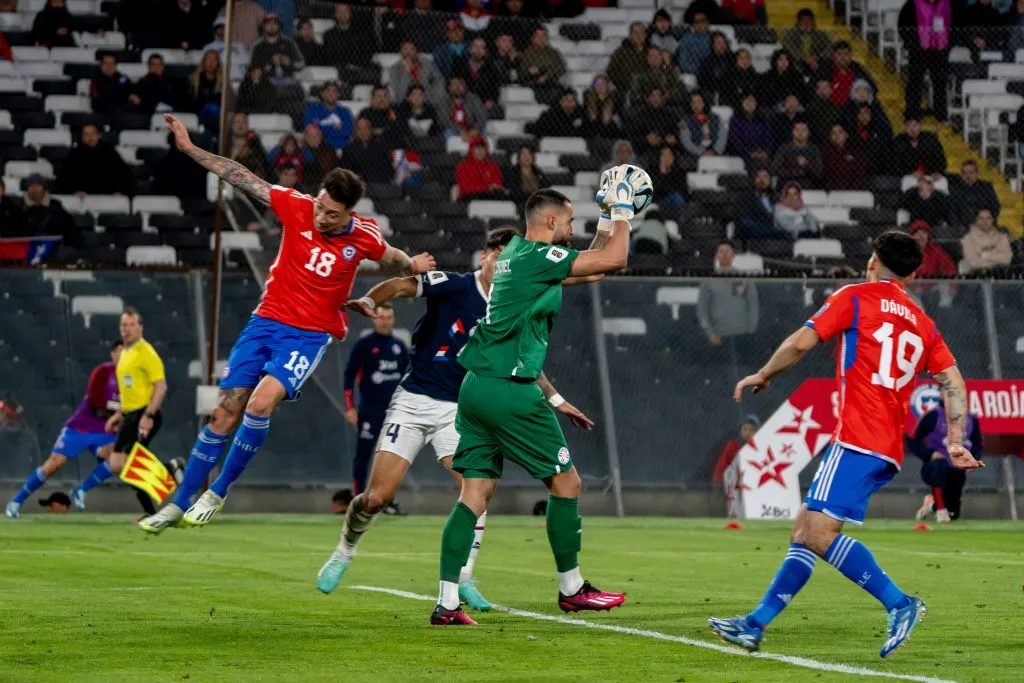 Paraguay se cerró en la parte baja y no permite que lo pase Chile. Foto: Guille Salazar.