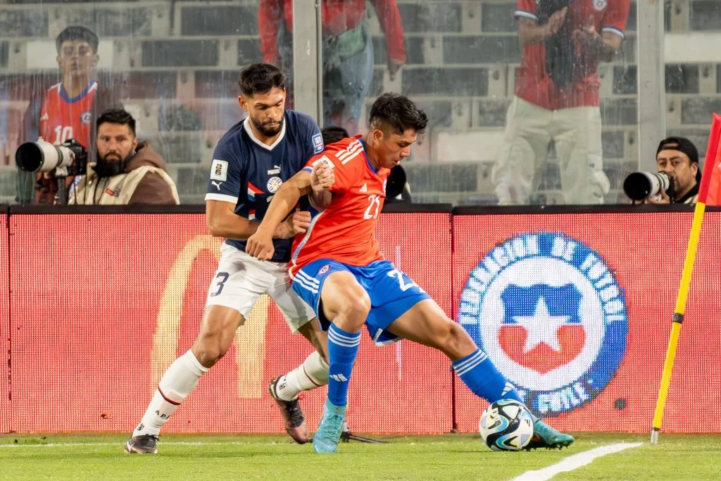 Damián Pizarro aguanta la marca de Omar Alderete en su debut por la Roja adulta. (Foto: Guille Salazar/RedGol).